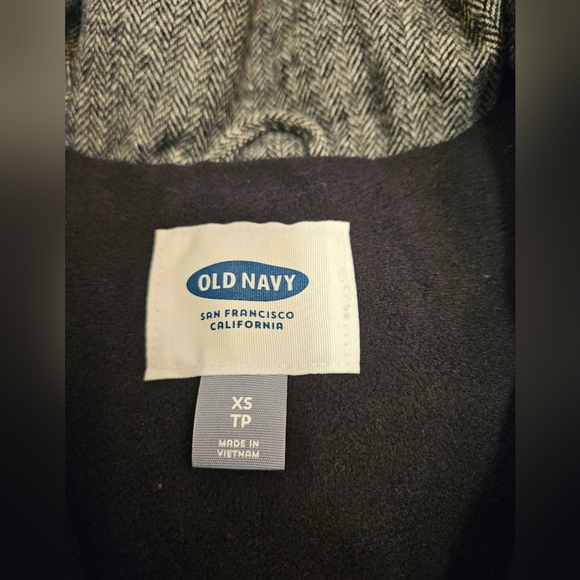 Women's Old Navy puffer vest - Picture 2 of 5